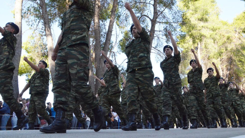 Στα κάγκελα και οι γιατροί για τις αλλαγές Δένδια στη στρατιωτική θητεία